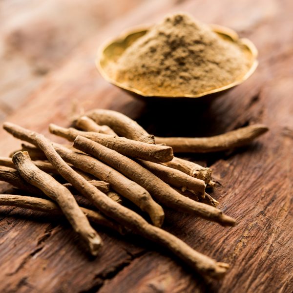 Ashwagandha roots and powder