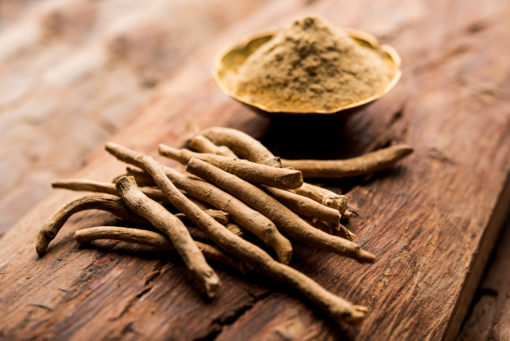 Ashwagandha roots and powder