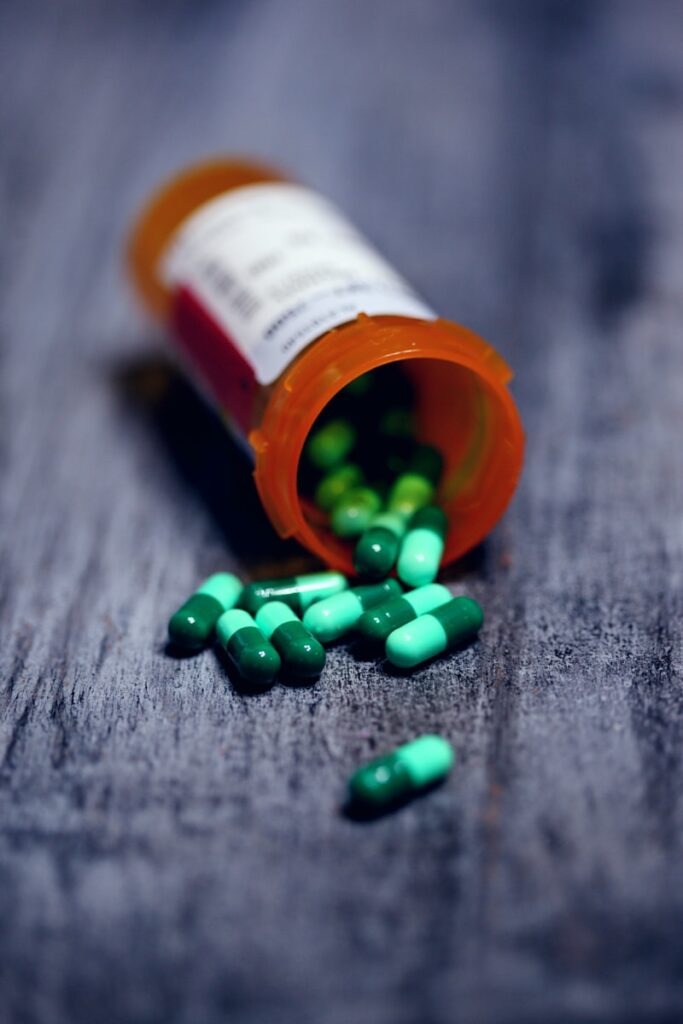 Kan psykedelika være løsningen på den globale psykiske helsekrisen? 2 shallow focus photography of prescription bottle with capsules